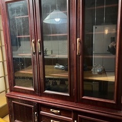 古い大型の食器棚