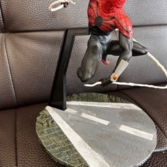 スパイダーマンフィギュアと手作りジオラマの画像