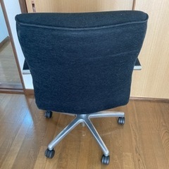 黒のデスク椅子「大幅値下げ中」の画像