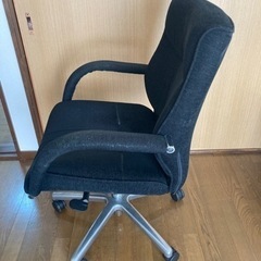 黒のデスク椅子「大幅値下げ中」の画像