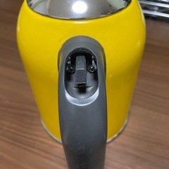 DeLonghi電気ケトル 0.75L 蓋開けるボタン取れてます 沸騰は可の画像