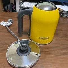 DeLonghi電気ケトル 0.75L 蓋開けるボタン取れてます 沸騰は可の画像