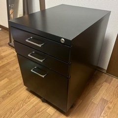 パソコンデスクの下に入るローラ付き収納棚