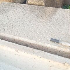 沓脱石／靴脱石（くつぬぎいし）とは、縁側や式台などの前に置き、履物を脱いでそこに置いたり、踏み台にしたりする石。「踏石（ふみいし）」ともいいます。の画像