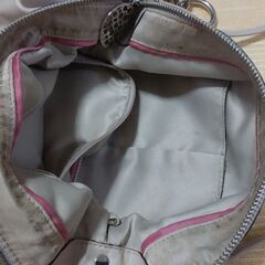◆【中古】《ＣＯＡＣＨ ＊ 皮革製・２WAY BAG》〔追加画像有り〕　  ●お色 / ライトグレー。●大きさ/縦:２９cm × 横:３５cm × マチ(底):６cm。の画像