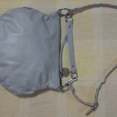 ◆【中古】《ＣＯＡＣＨ ＊ 皮革製・２WAY BAG》〔追加画像有り〕　  ●お色 / ライトグレー。●大きさ/縦:２９cm × 横:３５cm × マチ(底):６cm。の画像