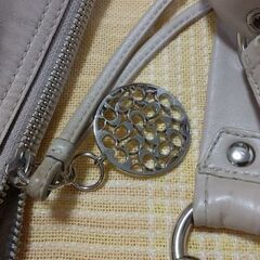 ◆【中古】《ＣＯＡＣＨ ＊ 皮革製・２WAY BAG》〔追加画像有り〕　  ●お色 / ライトグレー。●大きさ/縦:２９cm × 横:３５cm × マチ(底):６cm。の画像