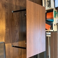 ウッド調鉄脚テーブルの画像