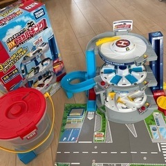 ぐるぐるシュート DXトミカパーキング　でるでるバケツ