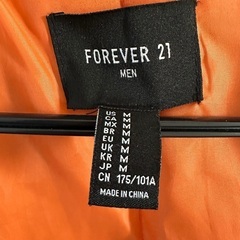 Forever 21 メンズ　フード付きブラックダウンの画像