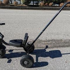 黒の三輪車の画像