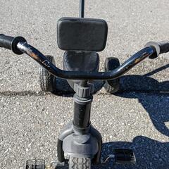 黒の三輪車の画像