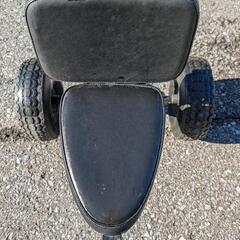 黒の三輪車の画像