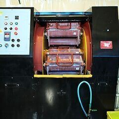 自動研磨機の補助作業の画像