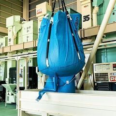 大手コンビニ会社直轄の精米工場内でフォークリフト作業の画像