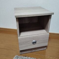 ベッドサイドテーブル