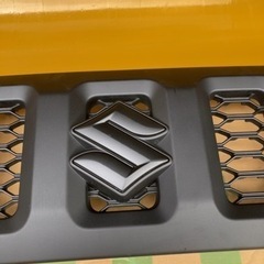 新型ジムニー　純正グリル　エンブレムブラック塗装の画像
