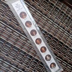 地球儀型本立てと海外の定規の画像