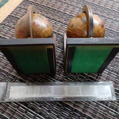 地球儀型本立てと海外の定規の画像