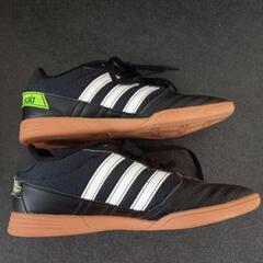 adidas　フットサルシューの画像