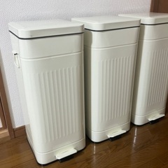 ゴミ箱　白　ホワイト　30L ペダル開閉式　ふた付きの画像