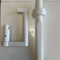 バルミューダクリーナー。１ヶ月使用。説明書や箱はありませんが付属の２品は付いています。付属品はハンディになるものと隙間掃除用のノズルでどちらも未使用です。の画像