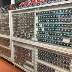 函館・北斗市 エンターテイメント リサイクルショップ 萬屋七重浜店 カードゲームコーナー 遊戯王 ポケモンカード ワンピースカード 等 トレカ - 北斗市