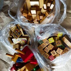 木の玩具　積み木などの画像