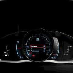 V60T4SE2015 車検有整備済/ETC/純正18インチアルミ /HDDナビ（マップ最新2022）/地デジ/Bluetooth/インテリセーフ/衝突自動回避/全車速追従機能付きアダプティブ・クルーズ・コントロール/バックカメラ&ソナーパーキングアシスト/BLIS/レーンアシスト/ジャイロセンサー付アドバンス・スタビリティ・コントロール/コーナートラクション・コントロール/シートヒーター/アクティブベンティング・デュアルキセノンヘッドライト/フルアクティブハイビーム/ヘッドライトウオッシャの画像