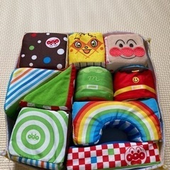 アンパンマンのやさしいやわらか積木と、ぬいぐるみのセットの画像