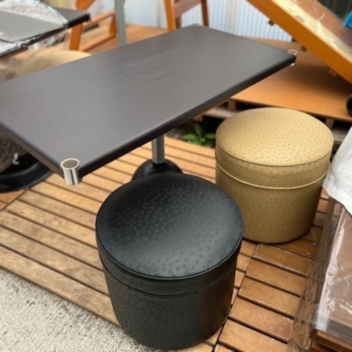 テーブルとスツール2つのセット