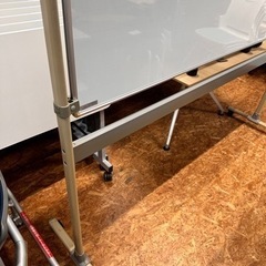 LION 脚付きホワイトボード　幅180 高さ90cm 凹み　ヤケありの画像