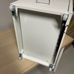 デスク、キャビネットの画像