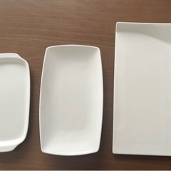 【未使用品】白いナルミのプレート3枚セットと青い皿の画像