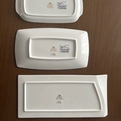 【未使用品】白いナルミのプレート3枚セットと青い皿の画像