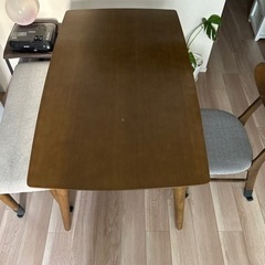 ダイニングテーブル、椅子一個、ベンチ
