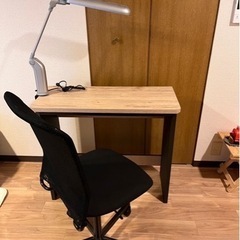 テーブル　椅子ライト付き