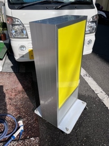 看板　中に蛍光灯が入ってます