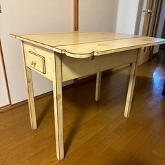 カントリー調　テーブルの画像