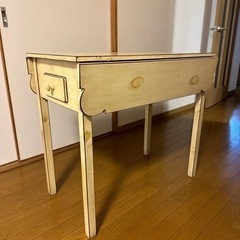 カントリー調　テーブルの画像