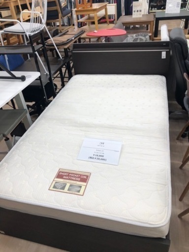 ニトリのセミダブルベッドです。