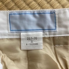 白のスラックスの画像