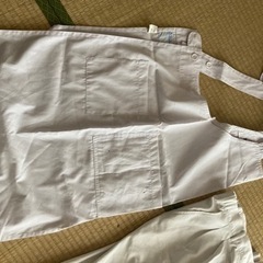 白のスラックスの画像