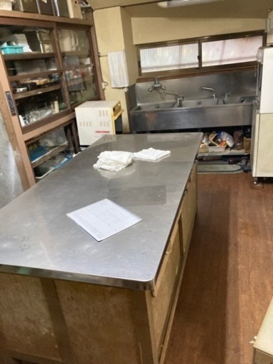 厨房用棚とテーブル