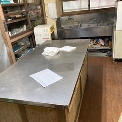 厨房用棚とテーブルの画像