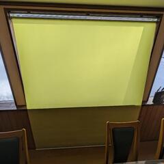 ロールスクリーン イエロー 天井掛け スプリング式4セットあり。...