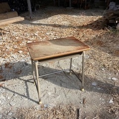 小学校の机の画像