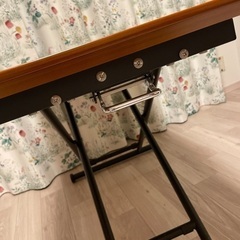 昇降できるサイドテーブルの画像