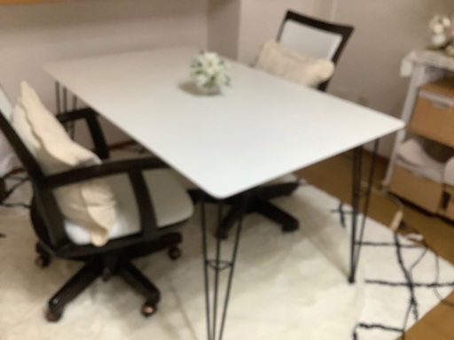 使用4ヶ月ほどのダイニングテーブル&椅子2脚