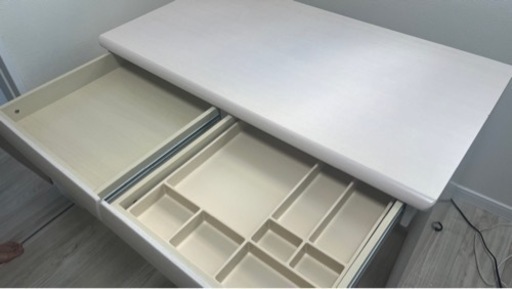 女の子向け学習机　6年前に5.5万円程で購入（椅子は別で8000円程で購入）